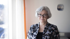 - Det här är förvaltningsprocesser och de ska gå så fort som möjligt, säger Barbro Högström, direktör för de svenska bildningstjänsterna vid Esbo stad. En allvarsam kvinna med ett litet leende står vid ett fönster.