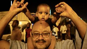 Den 15 maj fylldes centrum av huvudstaden Khartoum av människor som firade en preliminär överenskommelse mellan militärjuntan och proteströrelsen om ett övergångsstyre. Den 15 maj fylldes centrum av huvudstaden Khartoum av människor som firade en prelimimär överenskommelse mellan militärjuntan och proteströrelsen om ett övergångsstyre.