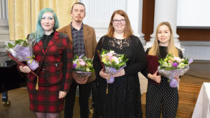 Rosanna vann Arvid Mörne-tävlingen år 2018 med sin diktsvit Störd. Här tillsammans med de övriga pristagarna Axel Vienonen, Emma Kanckos och Ellinore Lindberg. Rosanna Fellman med blombukett, blåa ögonbryn och blått hår. Rosanna vann Arvid Mörne-tävlingen år 2018 med sin diktsvit Störd. Här tillsammans med de övriga pristagarna Axel Vienonen, Emma Kanckos och Ellinore Lindberg.