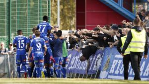 HJK-spelarna firar 0–1-målet tillsammans med fansen. HJK-spelarna firar 0–1-målet tillsammans med fansen.