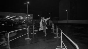 Första personen över gränsen vid Checkpoint Charlie. Första personen från Östtyskland kommer över gränsen vid Checkpoint Charlie i november 1989