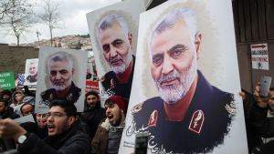 Iranska generalen Qasem Soleimanis död har fått tusentals iranier att gå ut på gatorna och kräva hämnd mot USA. Demonstranter utanför USA:s ambassad i Istanbul bär på bilder av den mördade iranska generalen Qasem Soleimani