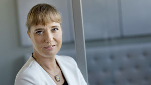Sabina Lindström jobbar med nätverksfrågor på Kommunikationsministeriet. Porträtt på Sabina Lindström.