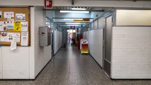 Korridoren som leder till Jacqueline Habiyakares affär är tom. Tom korridor i köpcentrum
