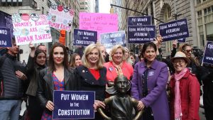 Demonstranter i New York i juli 2018, några veckor efter att Illinois blev den 37:e delstaten som ratificerade ERA. Demonstration till stöd för ERA i New York i juni 2018.