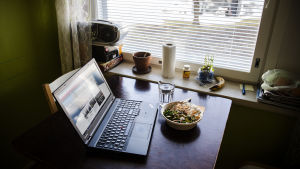 Här har någon kanske just kommit till sin arbetsplats efter en lång arbetsresa från sovrummet till köket. (Arkivbild.) Kuvassa on poke bowl -ruoka-annos lohella ja riisillä keittiön pöydällä.