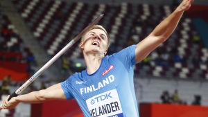 Oliver Helanders kastade sitt personliga rekord 88,02 i Jakobstad 2018. Oliver Helander grimaserar då han kastar ett spjut.