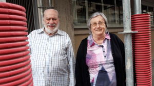 Pensionärerna Alain Jacquet och Jacqueline Minoret räds en uttorkningskris i sommar. Framför deras hyreshus i Paris finns byggställningar som gör att fönstren inte går att öppna. Pensionärerna Alain Jacquet och Jacqueline Minoret bor i Paris. Många franska pensionärerna räds en dehydreringskris i sommar. Framför Jaquelines och Alains hyreshus finns byggställningar som gör att fönstren inte går att öppna.