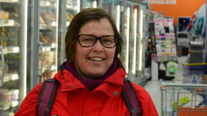 Hanna Laaksonen försöker handla de tider när det inte är så mycket folk i rörelse. Leende kvinna