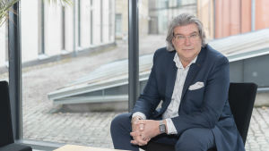 Första vice rektor Mikael Lindfelt är glad att ÅA kan ge fler studerande en chans till universitetsstudier. Mikael Lindfelt prorektor vid Åbo Akademi sitter i fåtölj med händerna ihop i famnen.