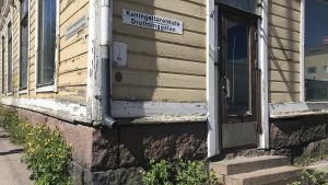 Huset på Drottninggatan 14 har en gång varit en vacker byggnad i centrum av Lovisa. Hörnet av ett gult gammalt hus i Lovisa med skylten "Drottninggatan".