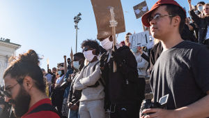 Den tredje juni hålls en Black lives matter-demonstration mot rasism och våld på Senatstorget. Helsingfors i solidaritet med demonstrationen av Black Lives Matter på Senatstorget. Bilden visar unga människor som visar sin motstånd mot rasism på trappan till katedralen.