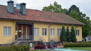 Här i Karis gamla stadshus är nu Raseborgs Kulturinstituts lokaler. ett gult stenhus på sommaren.