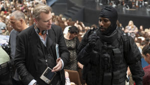 Först springer du hit och sedan springer du dit. Christopher Nolan (t.v) regisserar John David Washington. Christopher Nolan regisserar John David Washington i samband med Tenet.