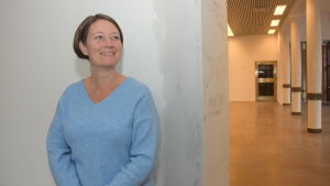 Pia Stenroos, ordförande för Ekenäs centrumförening, gillar tanken på en galleria i den gamla banklokalen vid gågatan i Ekenäs. Pia Stenroos.