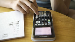 Matematik är ofta ett ämne där det behövs mera hjälp. En person som använder en miniräknare.