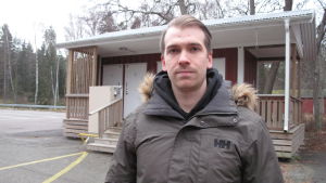 Oscar Cavonius kommer att driva gästhamnen i Hangöby under de kommande fyra åren. person framför servicehus i hamn