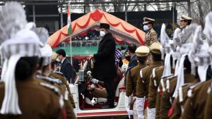 Säkerhetspådraget i Kashmir var stort inför republikens dag i Indien. Dagen firades med en militärparad bland annat på ett cricketstadion i Kashmirs huvudstad Srinagar. Republikens dag i Indien som firas på kricketstadion i Kashmirs huvudstad Srinagar