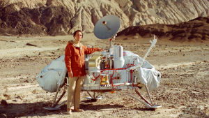 Astrofysikern Carl Sagan visar upp en replika av Viking-landaren. En replika av Marslandaren Viking 1.
