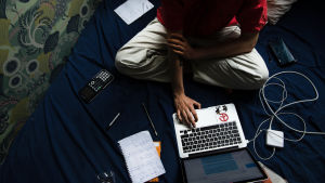 Många av lösningarna som regeringen och andra presenterar hjälper på sikt, men en studerande som i stunden känner sig omotiverad och hjälplös behöver någonting annat. En ung studerande sitter i sängen och studerar.