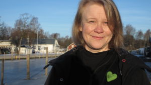 Elina Ahde är förtroendevald i Ingå. Ingå hör till de kommuner som har flest invalda kvinnor i kommunfullmäktige. Kvinna i närbild.