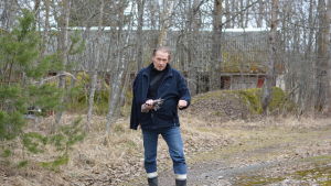Riggert Munsterhjelm illustrerar hur hans fru gick med barnvagnen på backen när en hagelskur flög in på gården. Riggert Munsterhjelm