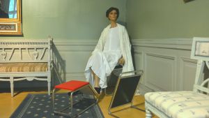 Under modern tid har man bland annat tillverkat en pall med spegel för då man provar skor. Här använder sig den Vita damen av pallen. En mannekäng utklädd till vita damen prövar skor i Svartå slott.