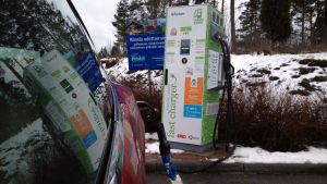 På en timme tankas både bilen och chauffören elbilen laddas vid en laddningsstation