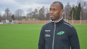 Cheick Ibrahim Camaras favoritlag är också Real Madrid. Ung man i svart sportjacka på idrottsplan.