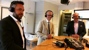 Christian Sjöstrand, Otto Ilmonen och Ragnar Lundqvist intervjuades av Yle Västnyland före valet. Stadsdirektörskandidater med mikrofoner på i radiostudion.