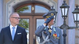 Stadsdirektör Jukka-Pekka Ujula och överste Ahti Kurvinen. Stadsdirektör Jukka-PEkka Ujula och överste Ahti Kurvinen tar emot förbimarschen i Borgå 11.08.17
