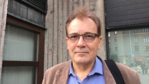 Kyrkoherden i Tölö församling, Auvo Naukkarinen, är nöjd med intäkterna från inträdesavgiften. Kyrkoherde Auvo Naukkarinen framför Tempelplatsens kyrka.