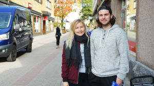 Saara Suni och Jakob Wiman tror att många väljer att handla i större städer. En kvinna och en man på en gata.