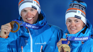 Iivo Niskanen och Sami Jauhojärvi vann OS-guld i lagsprinten i Sotji 2014. Ny guldchans för Niskanen på lördag. Jauhojärvi och Niskanen med OS-guldmedaljer runt halsen.