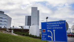 För en utbytesstuderande som inte kan finska eller svenska kan det vara svårt att orientera sig till rätt lucka inom den offentliga vården. Mejlans sjukhus i oktober 2014