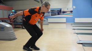 Stefan Friman har flera hallrekord i Ekenäs bowlinghall. Stefan Friman kastar ett bowlingklot.