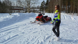Wärn vill snabbt upp i sadeln igen. Carolina Wärn står brevid på en snöskoter hemma i Esse.