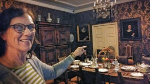 Helena Sandström-Snickars är glad över att barockmatsalen städats ordentligt inför museidagarna. Helena Sandström-Snickars är glad över att barockmatsalen städats ordentligt inför museidagarna.