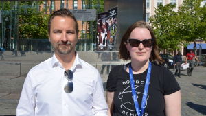 Dan-Ove Stenfors och Madelene Lindqvist. Dan-Ove Stenfors från Svenska Österbottens pälsdjursodlarförening och Madelen Lindqvist från Österbottens Svenska producentförbund på vargdemonstration i Vasa.