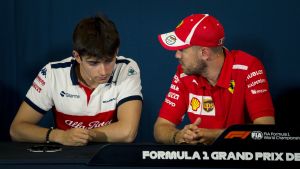 Nästa säsong kör Charles Leclerc och Sebastian Vettel för Ferrari. Charles Leclerc och Sebastian Vettel pratar med varandra.
