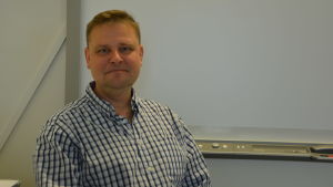 Johan Forssell är orolig över de nya lagarna. Johan Forssell i West Drivers trafikskola.