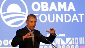 Mycket av paret Obamas tid går åt till att bygga upp och driva stiftelsen som bär deras namn. Barack Obama talar om sin stiftelse som bär hans namn.
