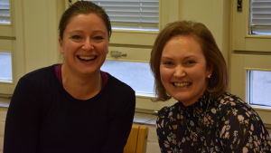 Mette Nyberg och Cecilia Montén delar långt samma tankar om mobilanvändning. Två kvinnor skrattar och ser in i kameran.
