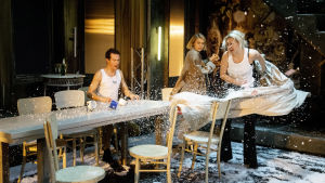Var livet inte mer än det här? På bilden Marja Salo och Emmi Parviainen som Irina och Masja, sittande Olavi Uusivirta som Tusenbach. Foto från Kolme sisarta på Nationalteatern.