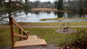 Det har funnits en badplats vid Pumpviken i Karis. trappa och gunga vid vik