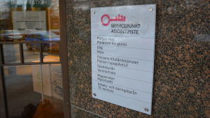 Skylt på Pargas stadshus vägg om vilka tjänster som finns vid servicepunkten.