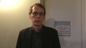 Ossi Viita, forskningschef på Finlands Idrottsmuseum. År 2003 doktorerade han på Jyväskylä universitet om den flerfaldiga OS-vinnaren löparen Hannes Kolehmainen. Bild på idrottsforskare Ossi Viita.