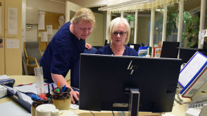 Päivi Granqvist och Carina Karlsson säger att ingen frågat dem. Päivi Granqvist och Carina Karlsson ser över arbetsschemat vid datorn i Almahemmets kansli.