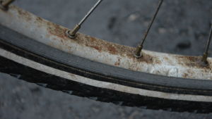 Just nu kommer cykeln att rosta om man cyklar på saltade vägar, säger Sinkkonen. Närbild av rost på ett cykelhjul.