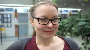 Facebookanvändare borde kolla varför de får vissa annonser för att förstå den riktade reklamens mekanismer, menar Johanna Gummerus, universitetslektor i marknadsföring. Porträttbild av Johanna Gummerus, universitetslektor i marknadsföring vid Hanken.